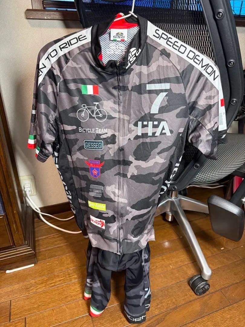 7ITA ARMY Ⅲ JERSEYサイクリングジャージとビブショーツのセット。