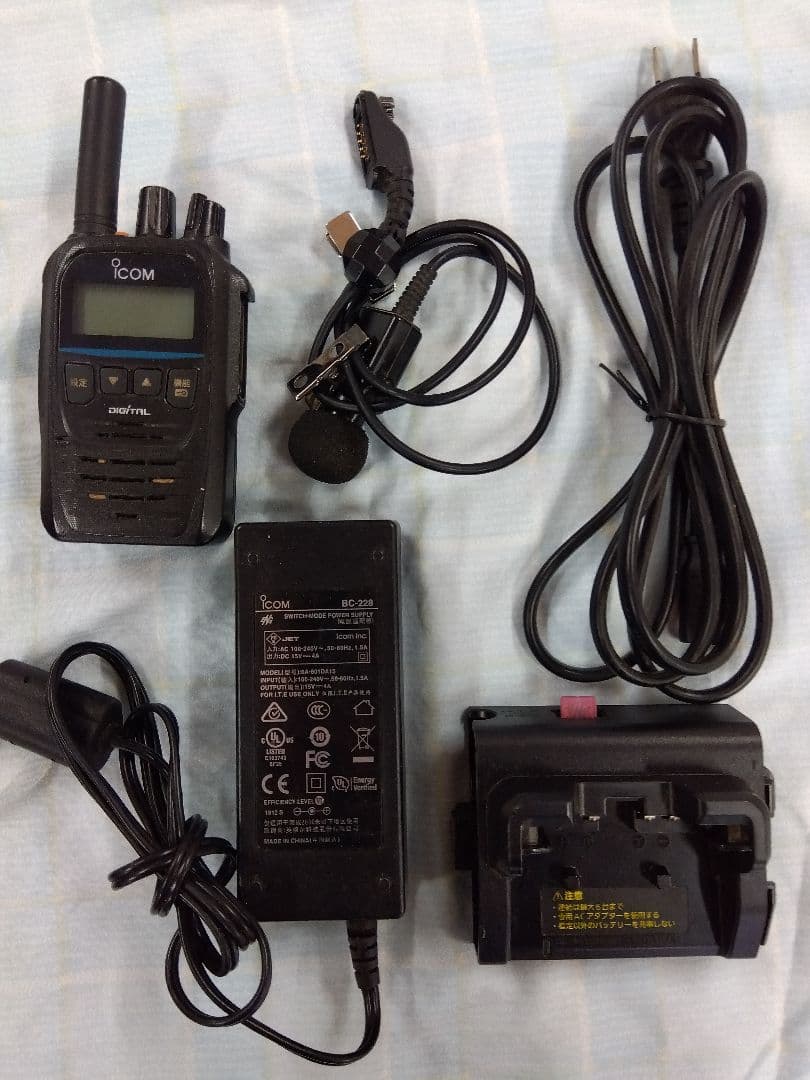 バッテリーは、付属しません。ICOM デジタルトランシーバーセット