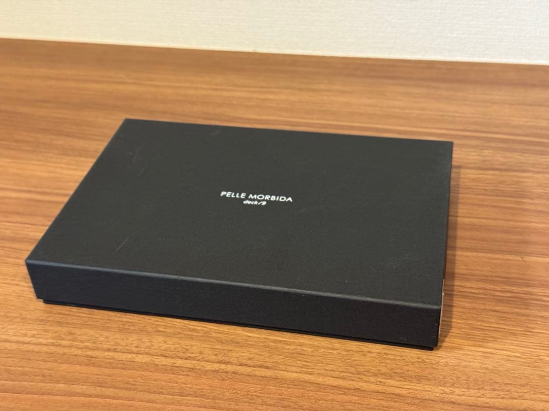 Pelle Morbida ブラックパスポートケース