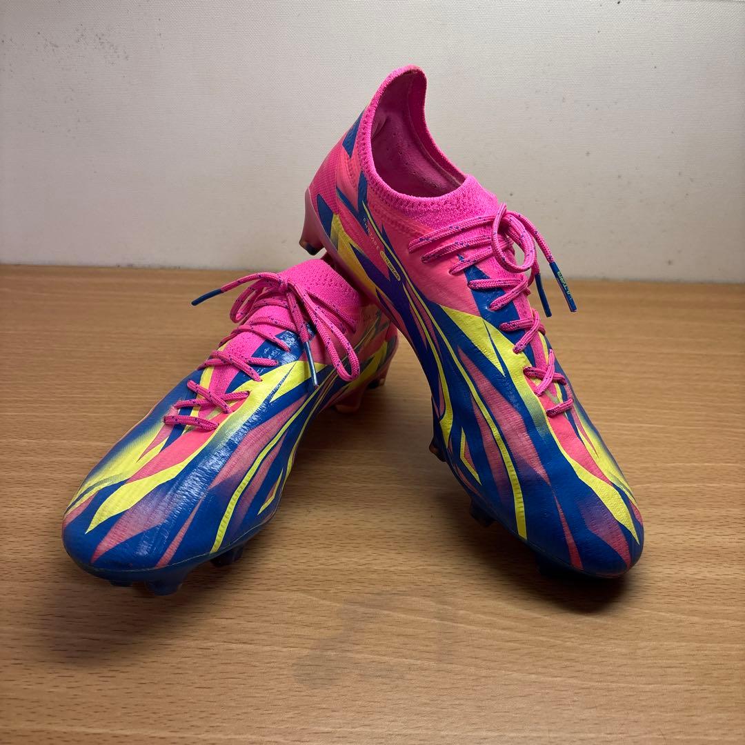 サッカーシューズ プーマウルトラピンク/青/黄 ストライプ