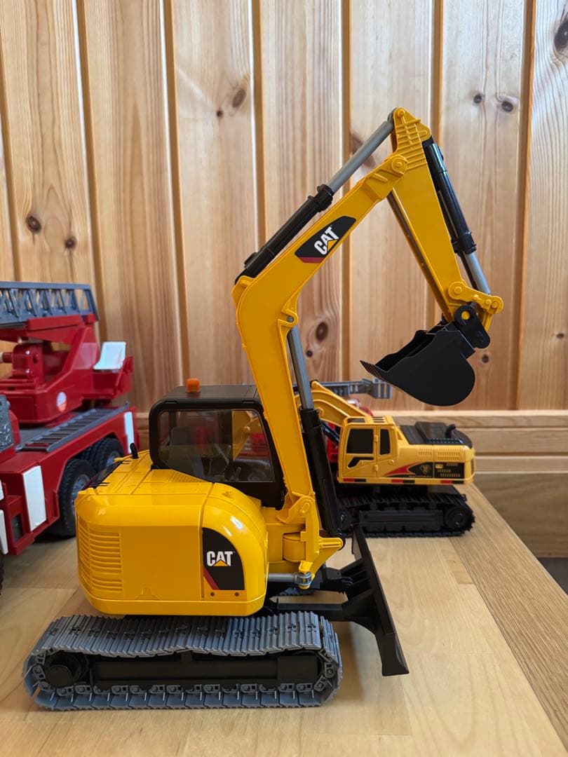 Bruder ブルーダー 消防車　ランドローバー　ショベルカー　おまけ付き