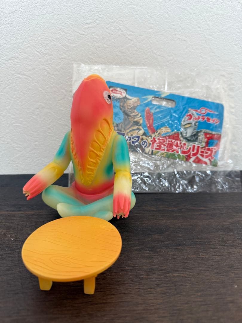 メトロン星人　蓄光　ソフビ　ちゃぶ台付き