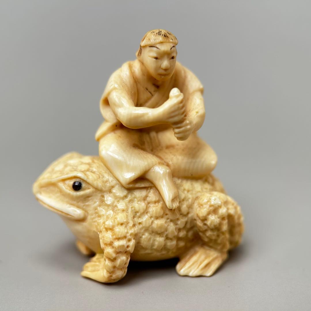 カエルに乗る人物像極上　根付　天然素材アンティーク骨董　飾り物古美術置物細密細工