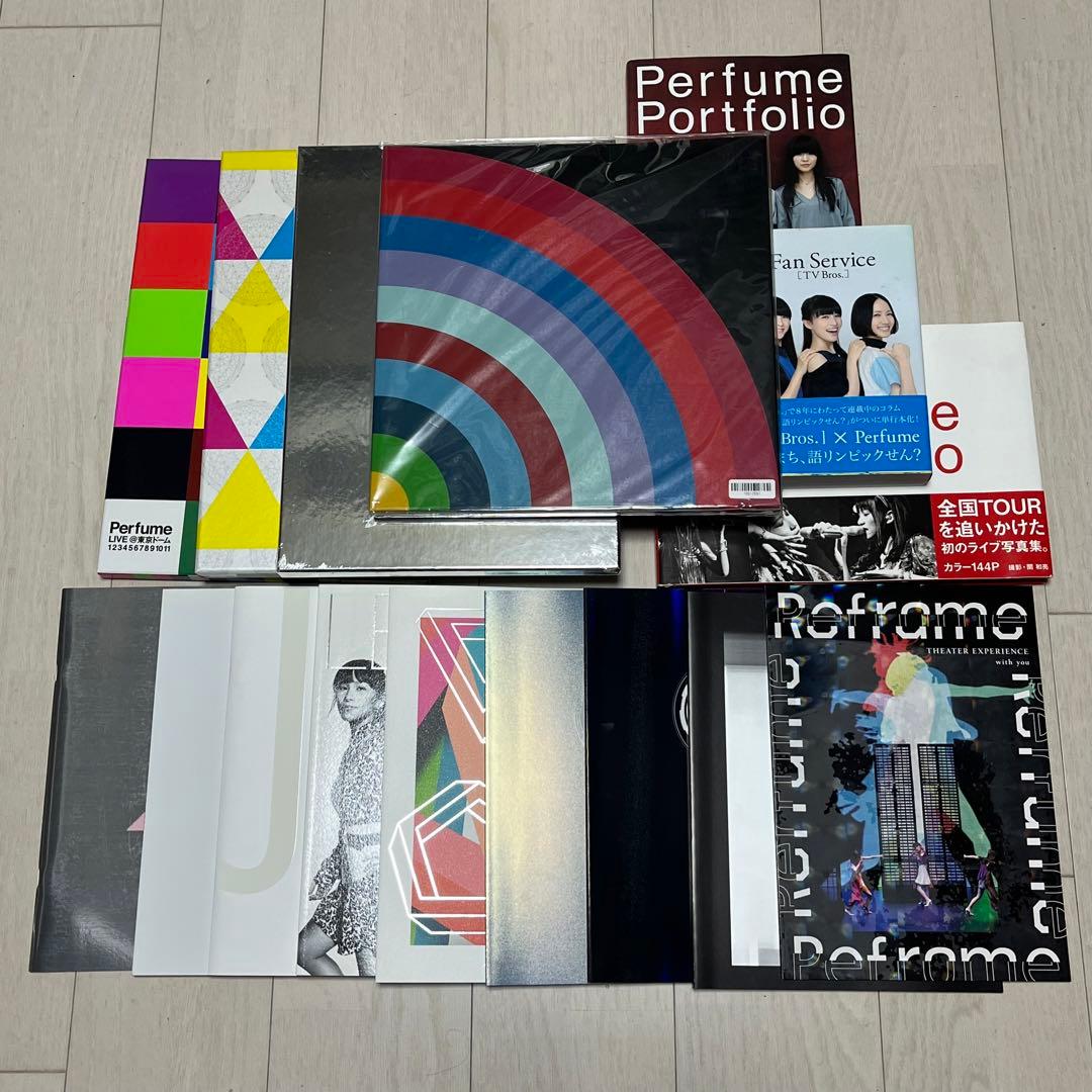 Perfume 写真集7冊、ツアーパンフレット9冊、書籍1冊　パフューム