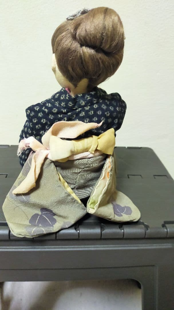 ④創作人形　花を持った少女