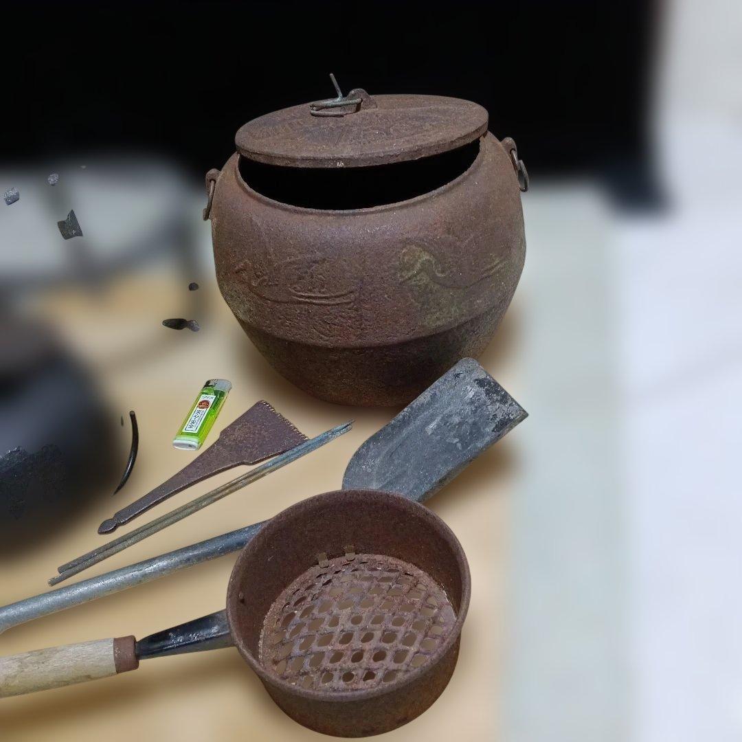 96..伝統的な鉄製南部、炭消し釜、五徳、火鉢セット、
