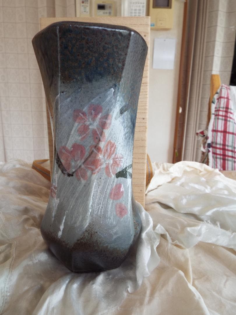 人間国宝浜田庄司の「六角捻花生 」 共箱