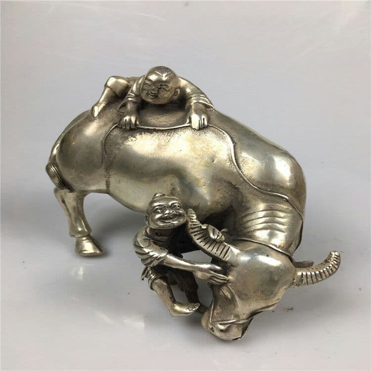 古白銅の子供たち牛の家の装飾品の置物を放します.