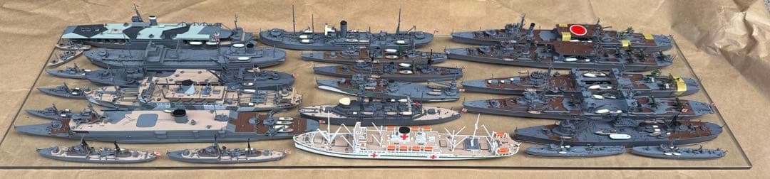 TYPE-B 戦艦、空母プラモデル　完成品　ガラスショーケース付き！
