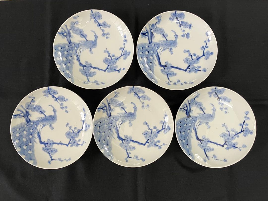 櫛高台の孔雀と花の模様の皿