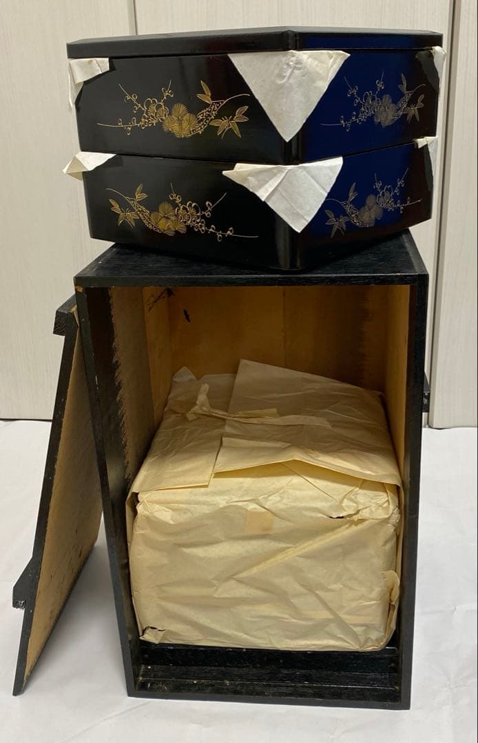 新品未使用　漆二段重箱　 松竹梅の金色装飾　沈金