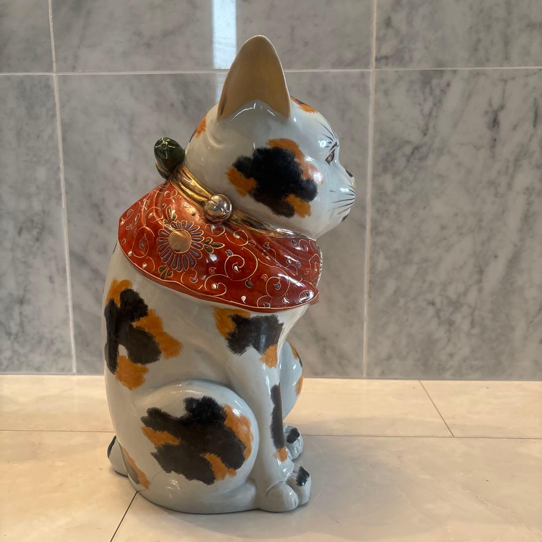 アンティーク九谷焼　金彩の妖艶な瞳やまつ毛、金彩や色彩が芸術的な招き猫