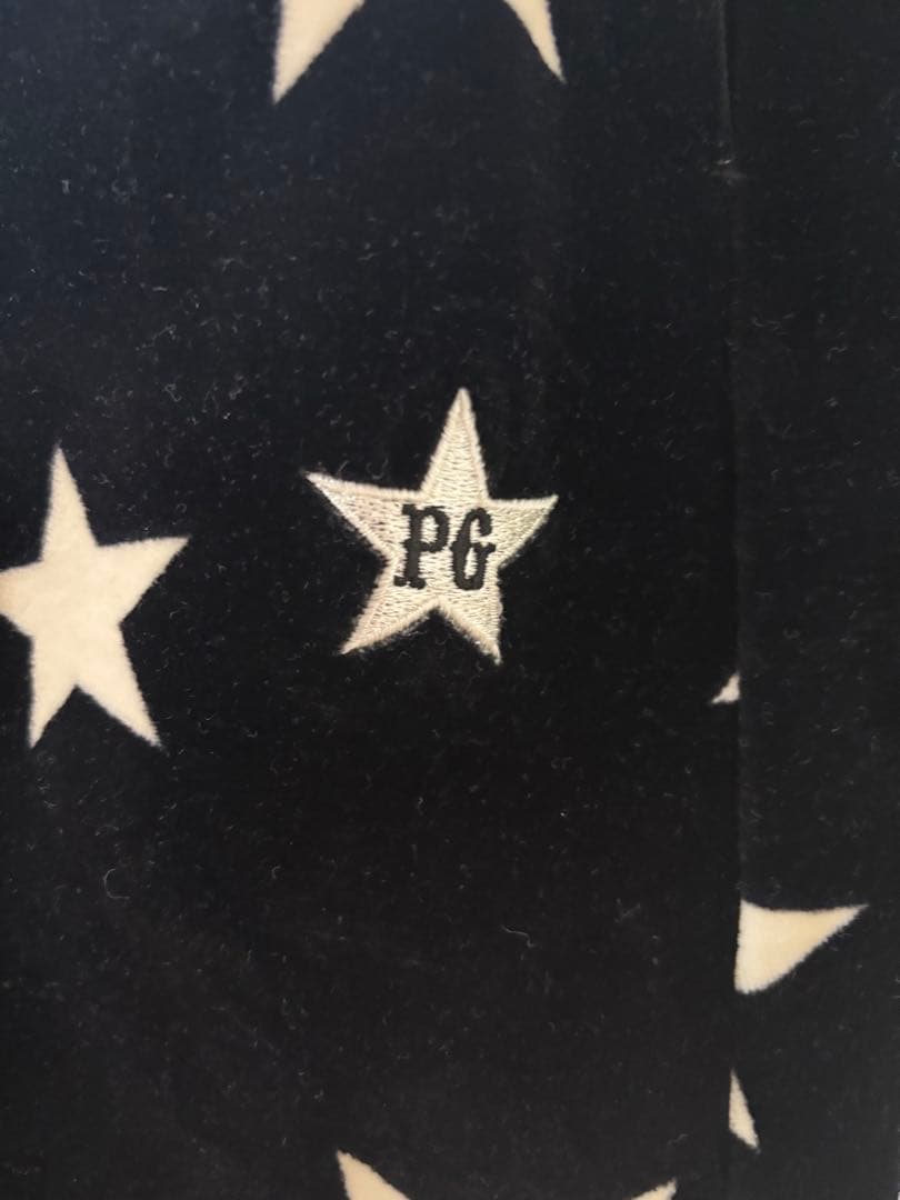 ブラックとホワイトの星柄ベロアセットアップ