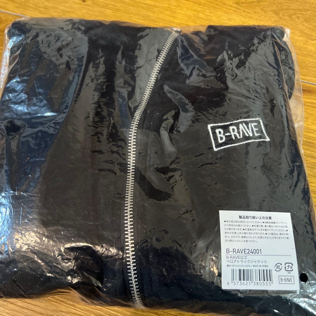 B-RAVE ベロアトラックジャケット HANA着用モデル