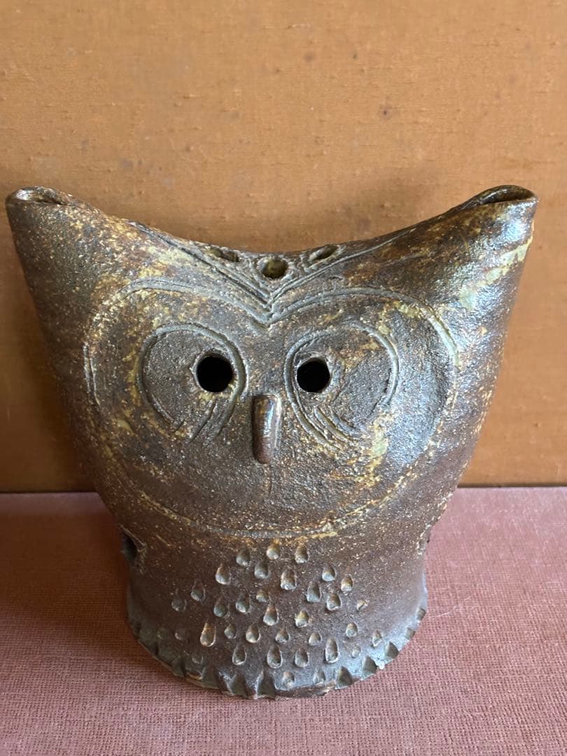 Ｙ．Ａ銘　藁灰釉彫文フクロウ形置物　検不苦労