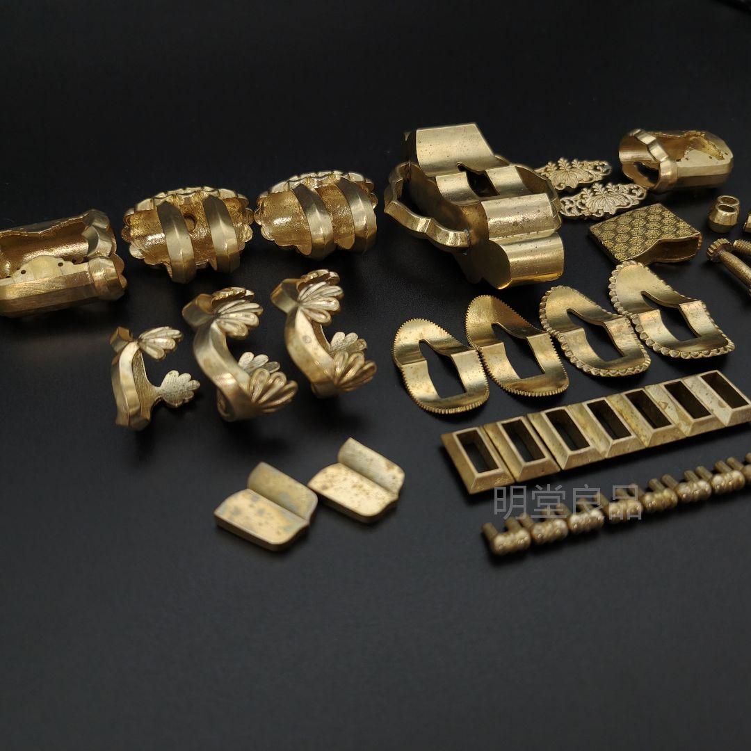 衛府太刀　金具　刀鍔 　柄鞘金具一式　家紋の図　五七の桐　切羽　目釘　鐺　太刀拵