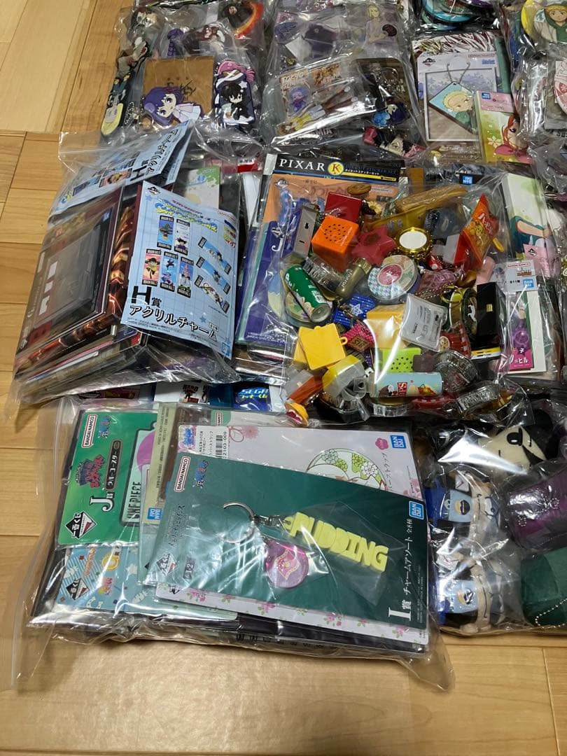 漫画　アニメ　グッズ　缶バッジ　アクリルスタンド　ラバーストラップ　ポスター