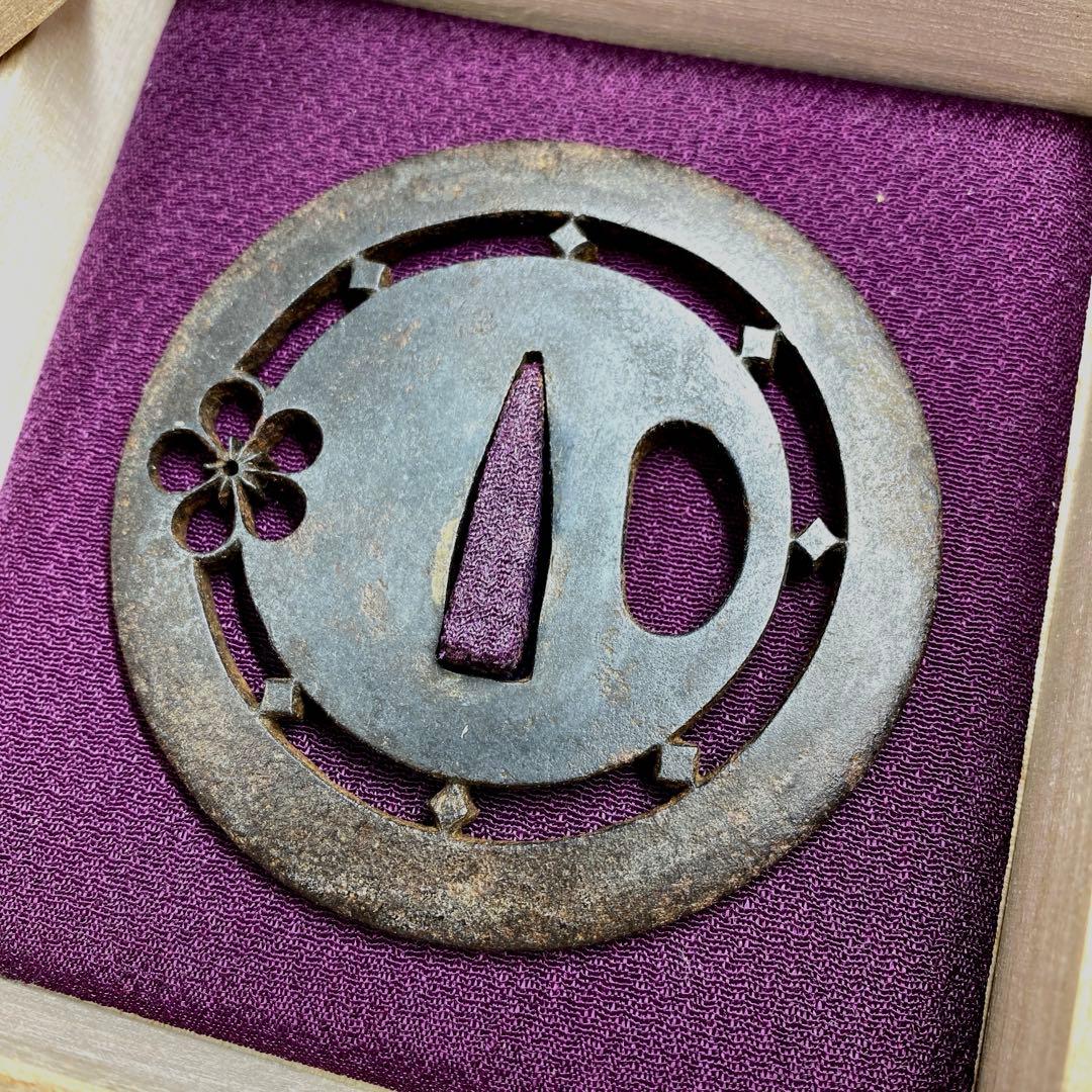 時代　透桜紋刀鍔　木箱付　91g 東Y7-0220☆2Fトヒチ