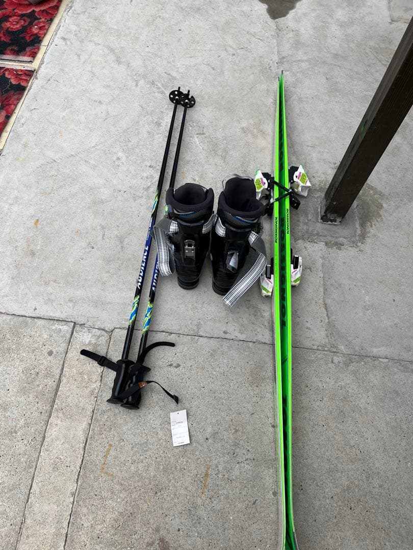 スキー板、ブーツ、ストックのセット