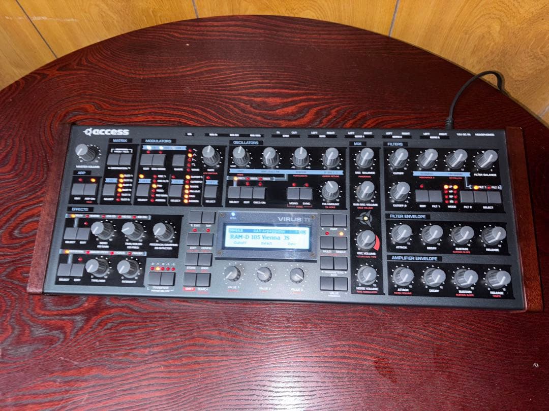 Access Virus TI シンセサイザー