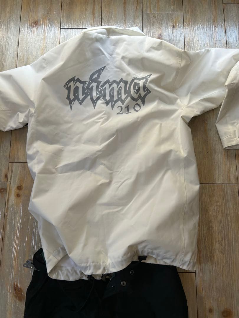 nima フード付きスウェットシャツとスノーボードウェアセット