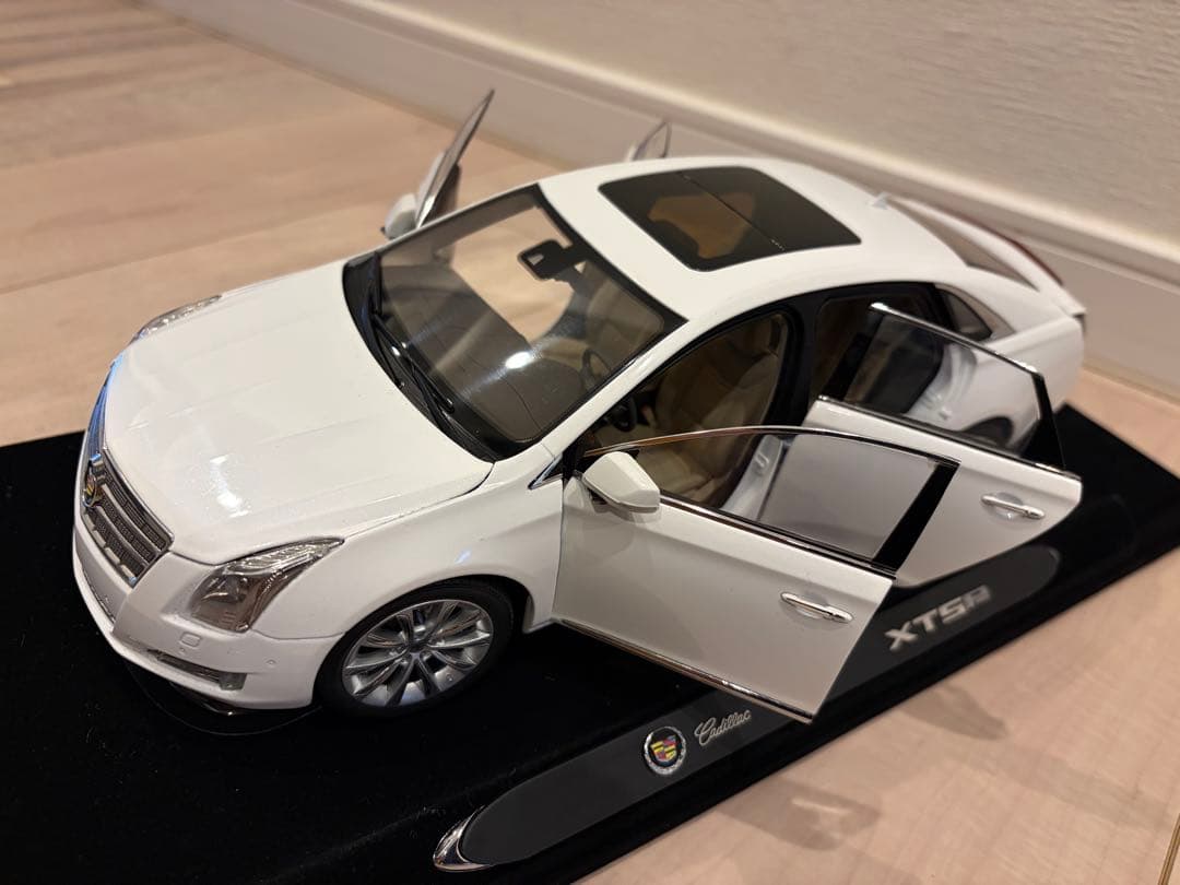 【希少】キャデラックXTSホワイト　1/18 モデル