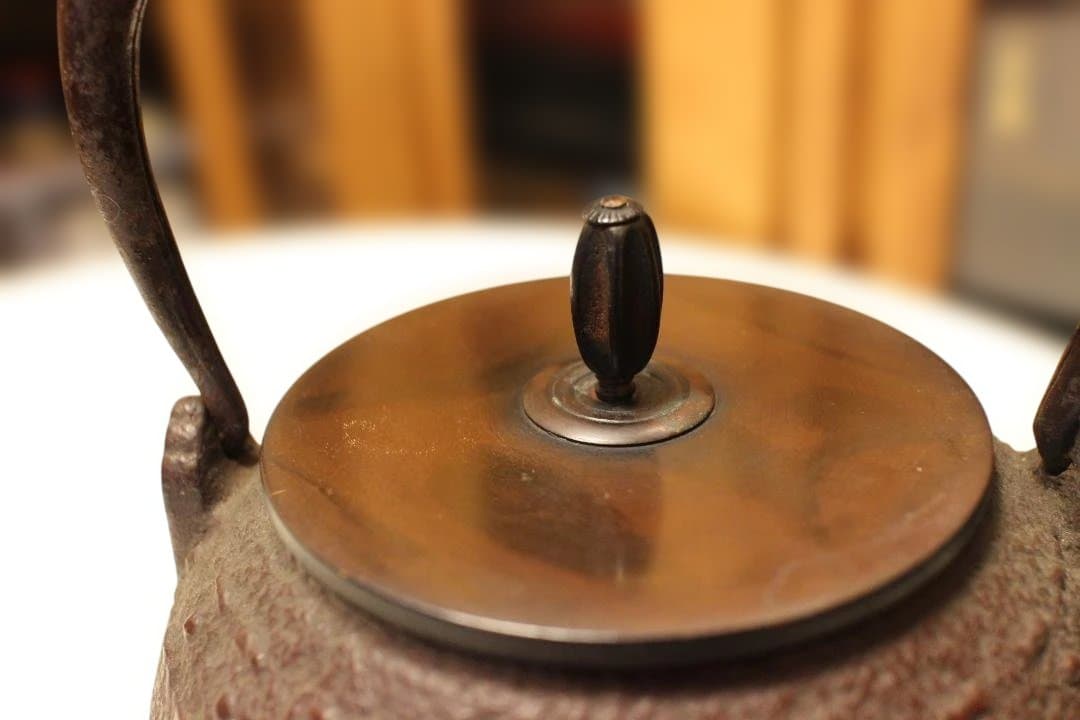 古鉄瓶　　釜師造　小振り鉄瓶　「水漏れなし・状態良好」 　未使用に近い