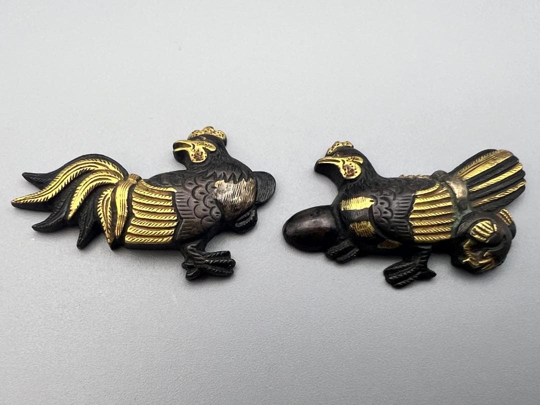 【海】江戸明治金工　鶏親子　手彫　目貫一体　銅製鍍金　骨董品　専用箱付