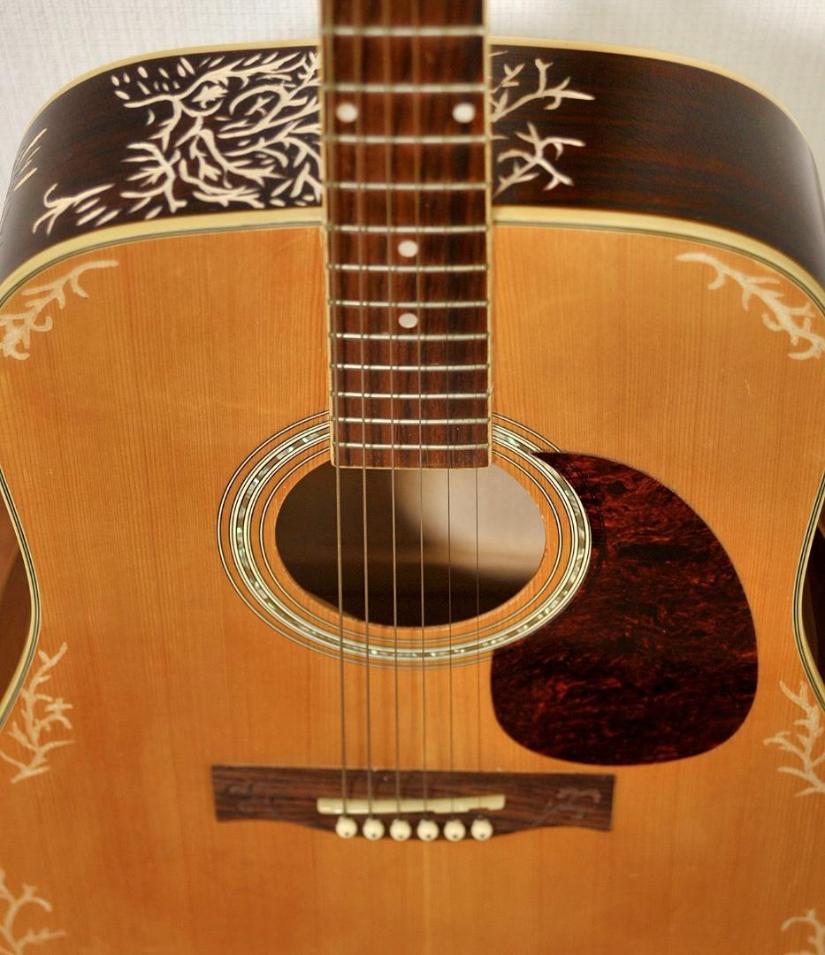 お店演出用に！★彫刻ギター「人目を引くためのオブジェ」　カフェラウンジや舞台に♪