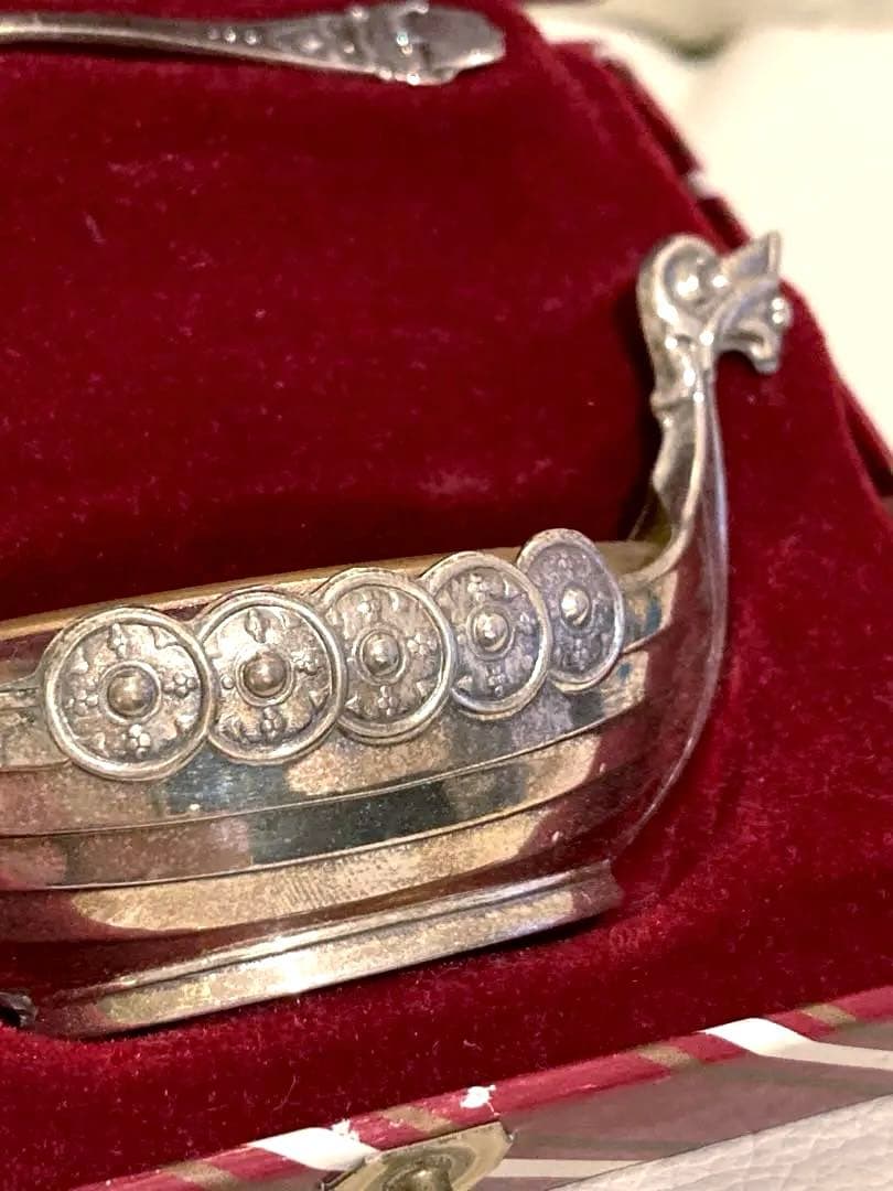 銀製バイキング船型容器とスプーン