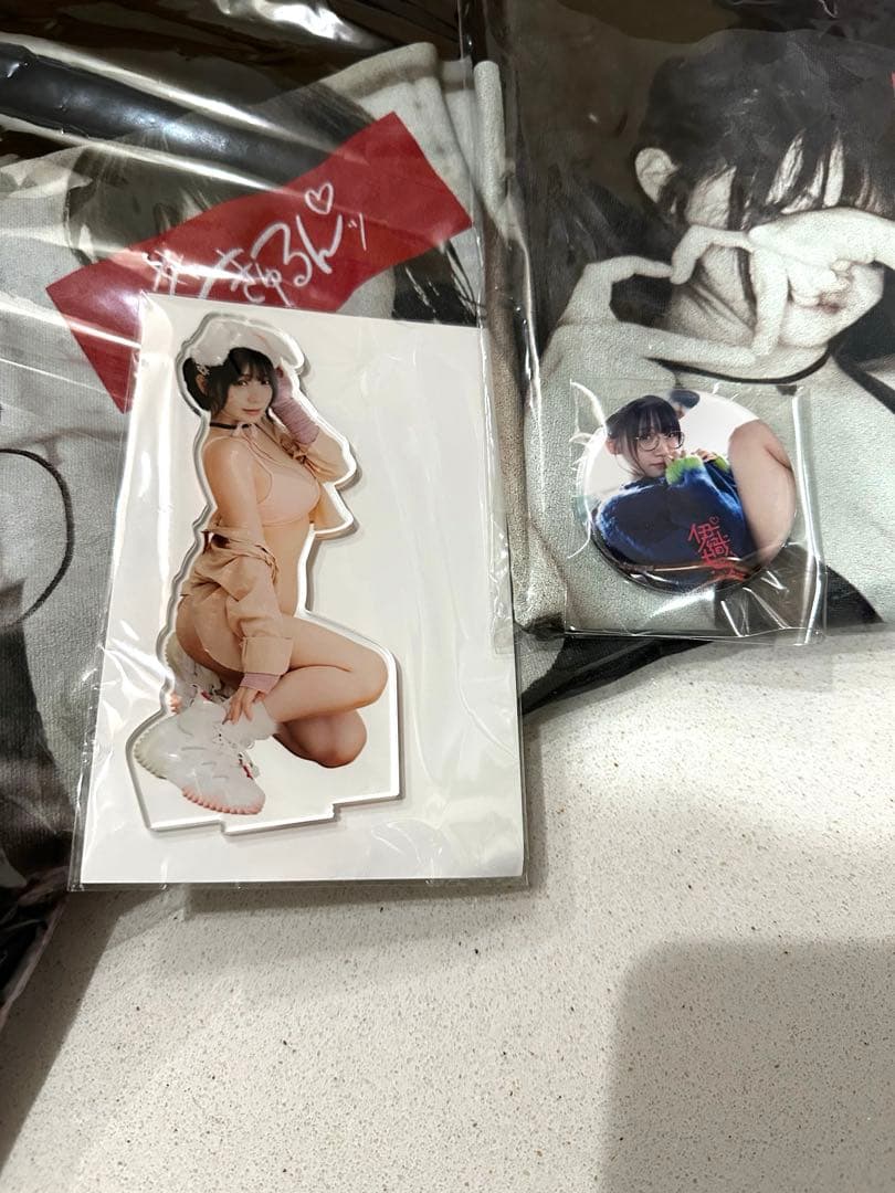 直筆サイン入り 伊織もえ きゅるんTシャツ 2種 スウェット アクスタ バッジ