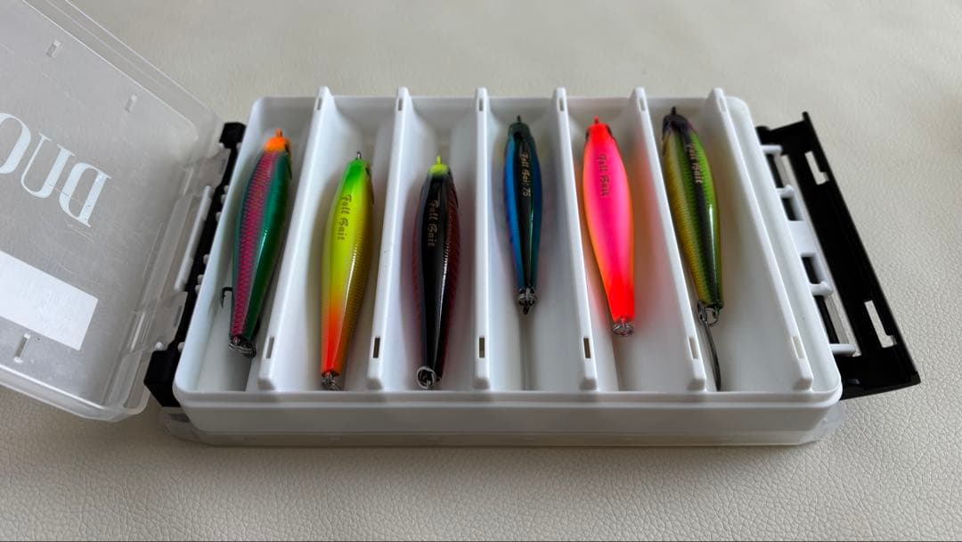 ルアー8個セット フルベイト　プラスチックケース付き　川釣り　湖釣り　海釣り