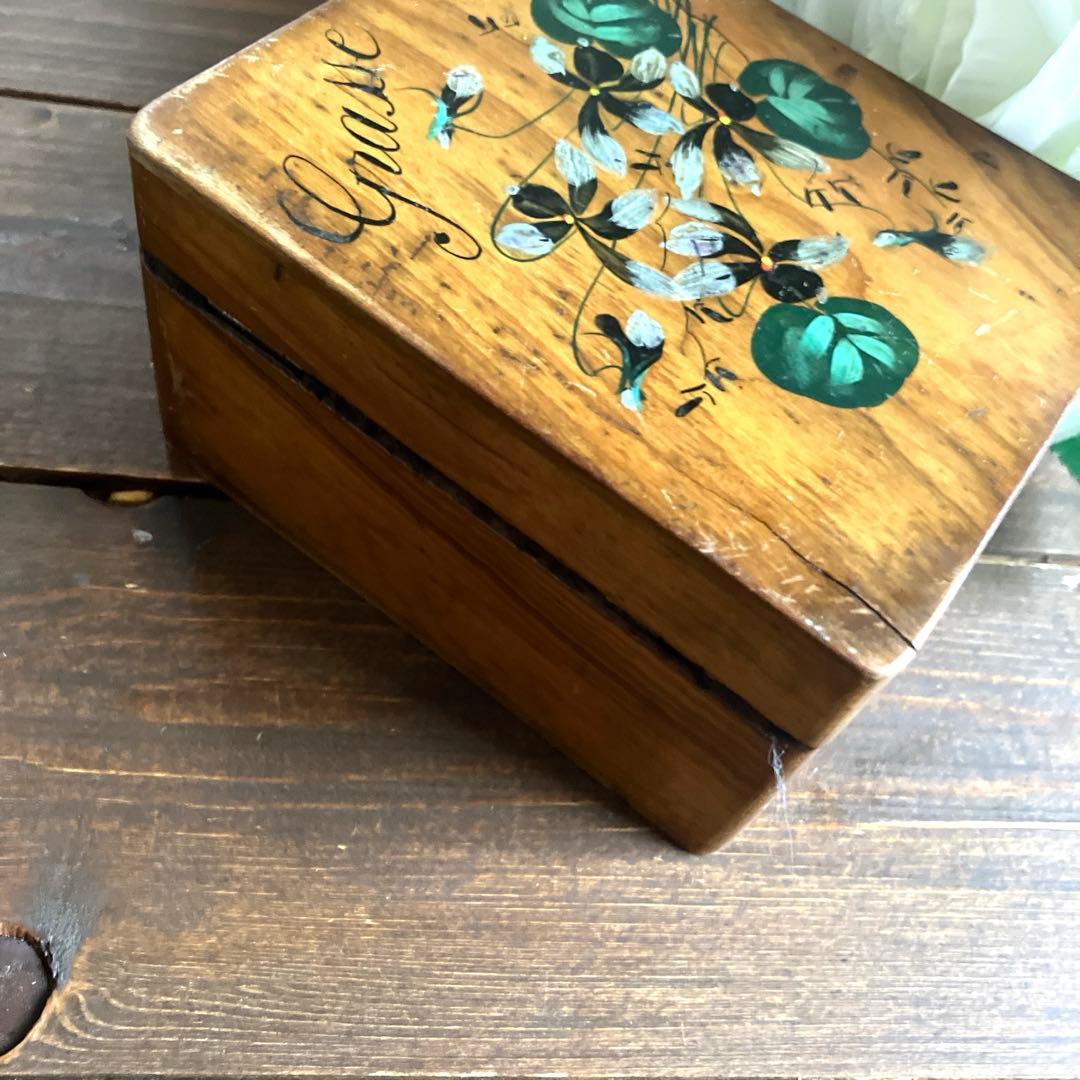 フランスアンティークモシュリンヌ　フランスアンティーク木箱　中ふわ