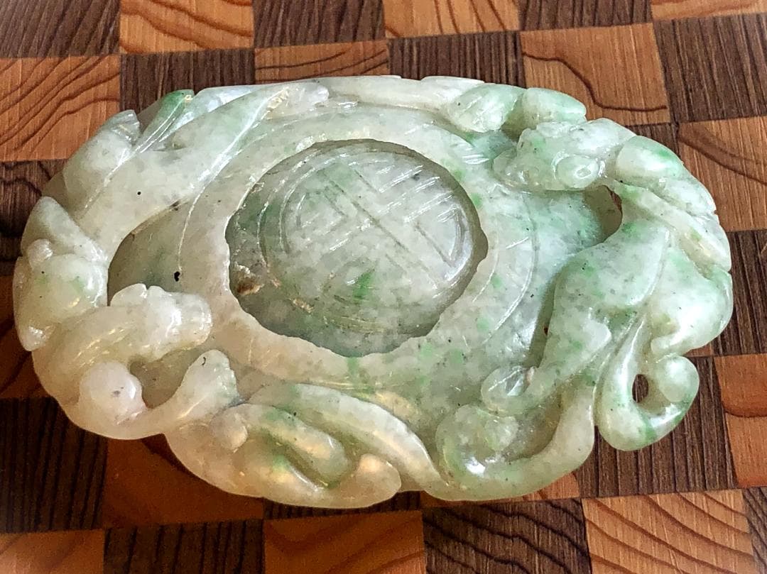 【 中国骨董翡翠 】　刳抜き平玉　双虎透かし彫り　帯留/佩玉/古玉/和田玉