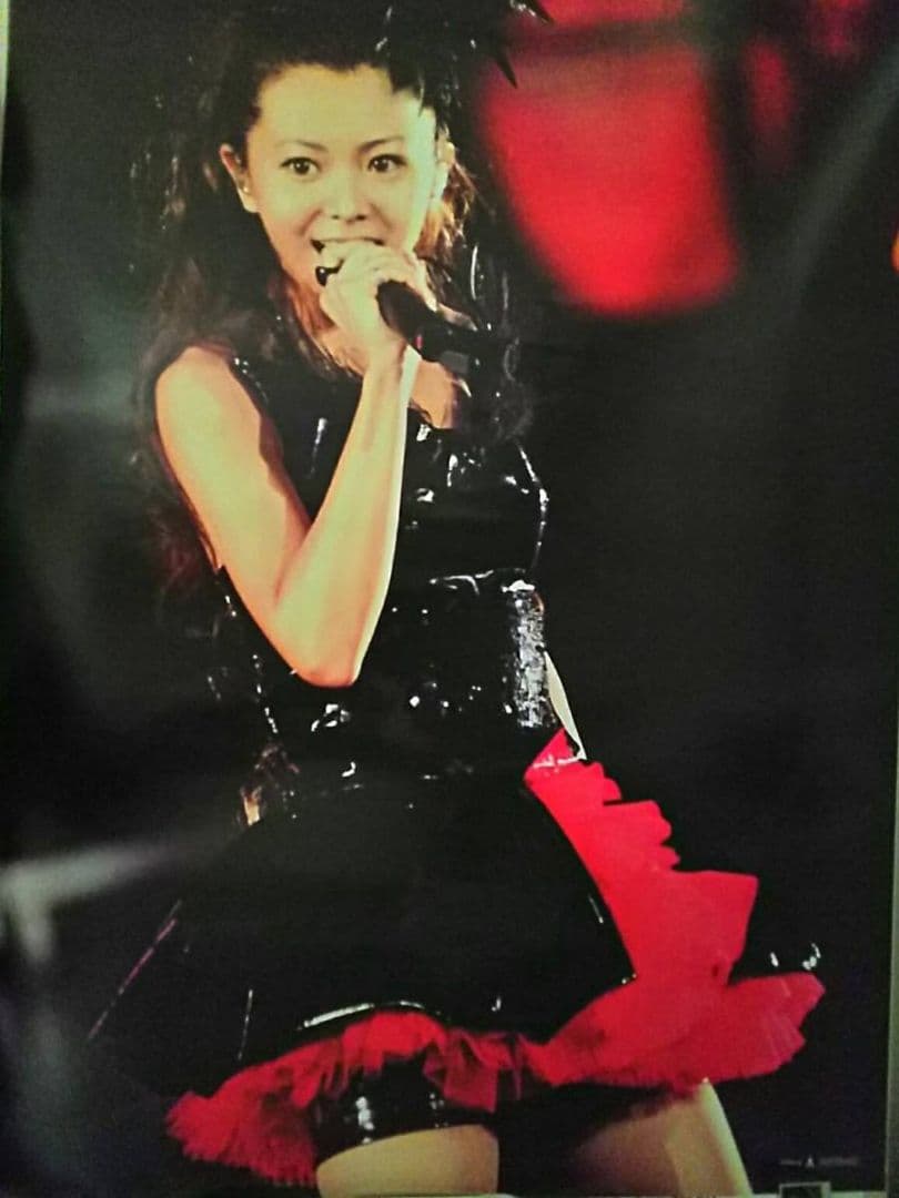 倉木麻衣ロック調ボンテージ風ファッション黒×赤ハロウィンライブ衣装ポスター非売品