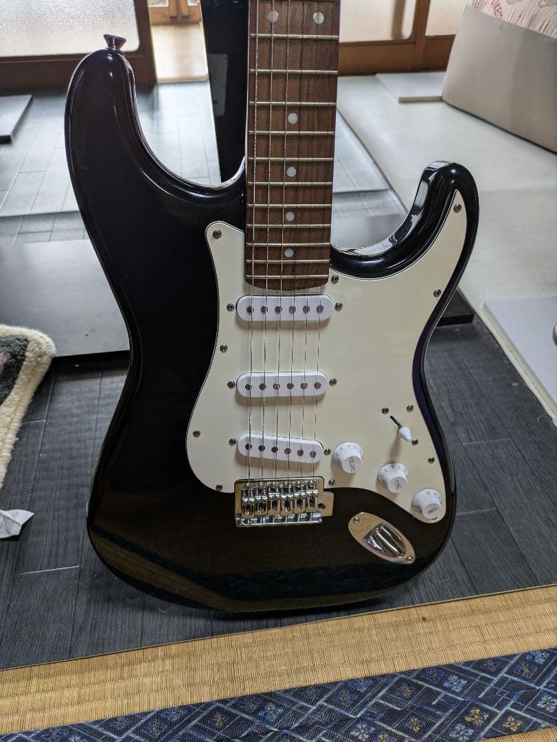 レジェンド　エレキギター　ブラック　ストラトキャスタータイプ