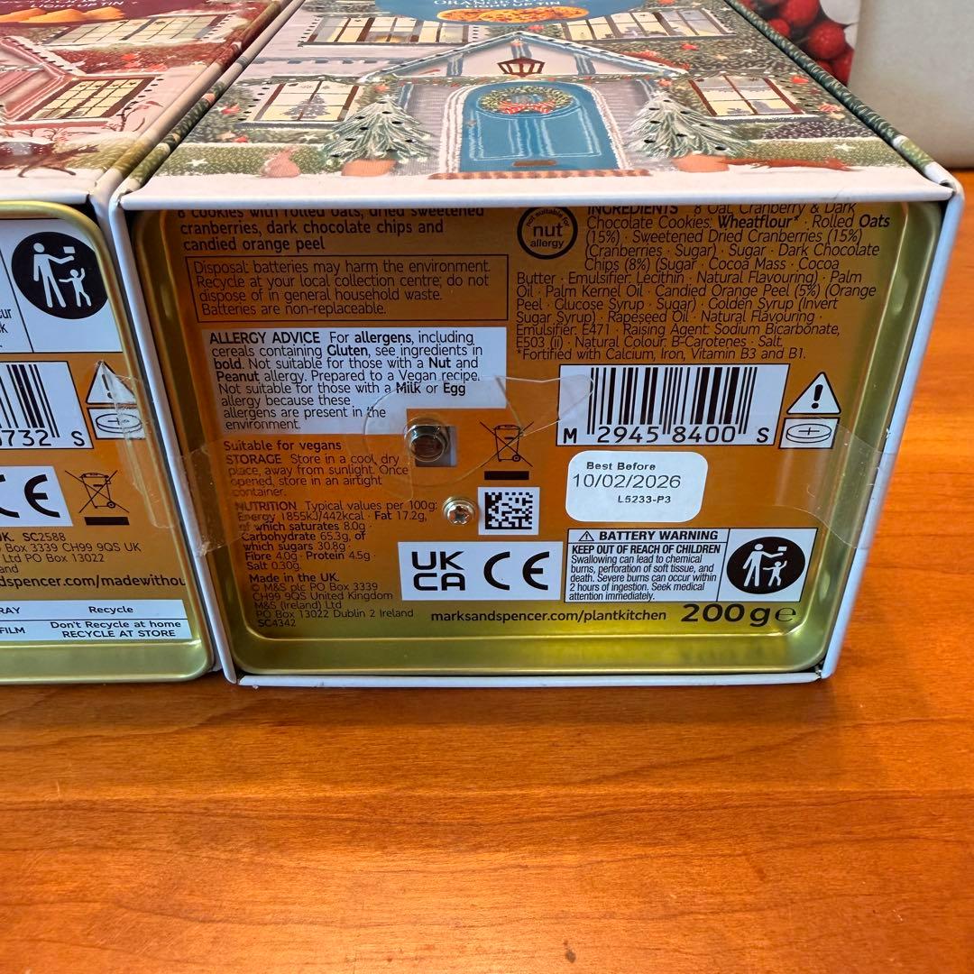 15 M&S クリスマス限定 ヴィーガン　グルテンフリー　ライトアップ缶