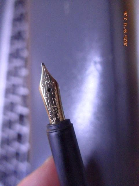 ダンヒルの高級万年筆ジェムラインの14Kペン先 F 銀張りのバーレイ。美品。箱付