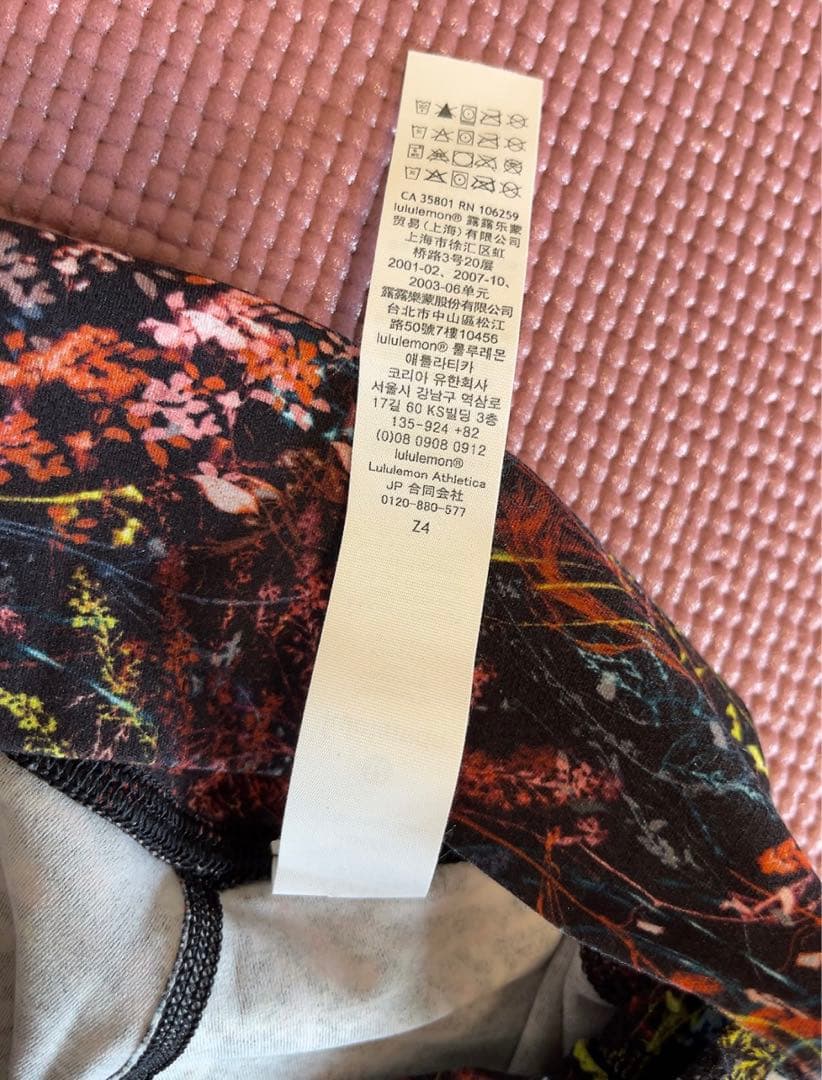 ルルレモン　ヨガレギンス　ピラティス　黒地　柄模様　試着のみ未使用に近い　XS