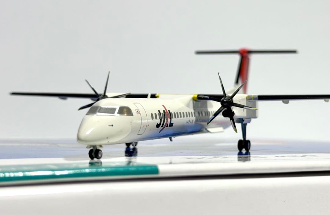 JALUX 1/200 DHC-8-400 JACアーク塗装