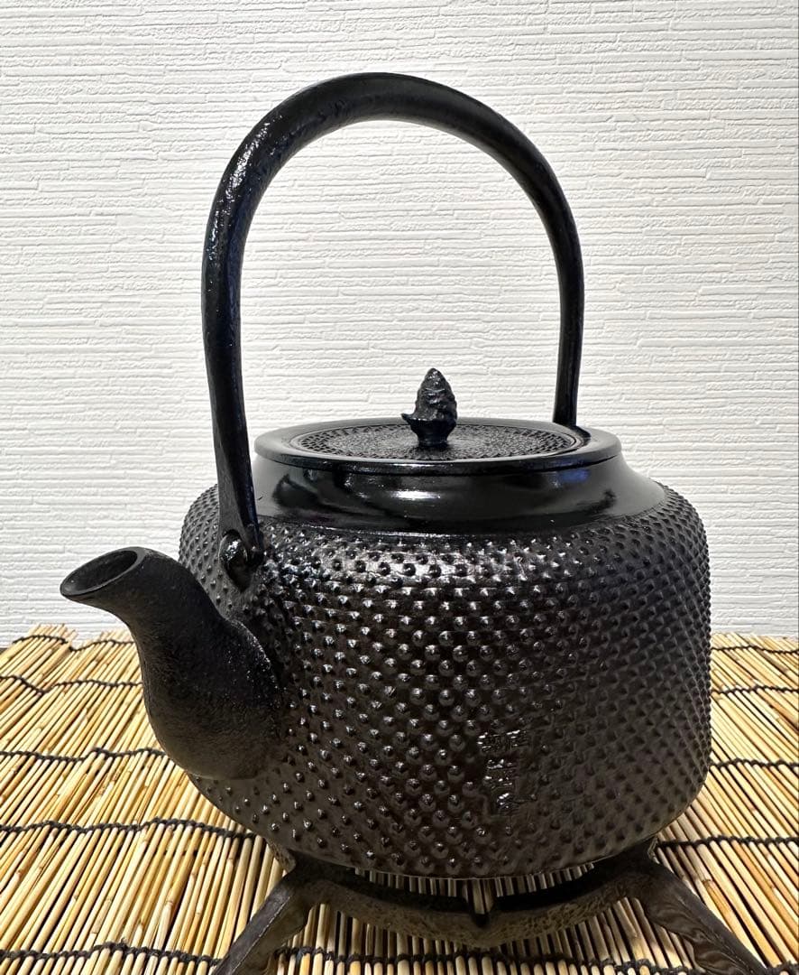 未使用品　成龍堂鋳造所 伝統工芸士 及川　齋（齋峰)造　１８型アラレ　南部鉄瓶