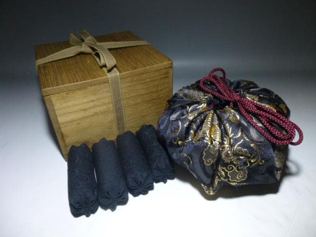 楽吉左衛門　八代　得入　黒茶碗／仕覆／楽吉左衛門　九代　了入極め箱