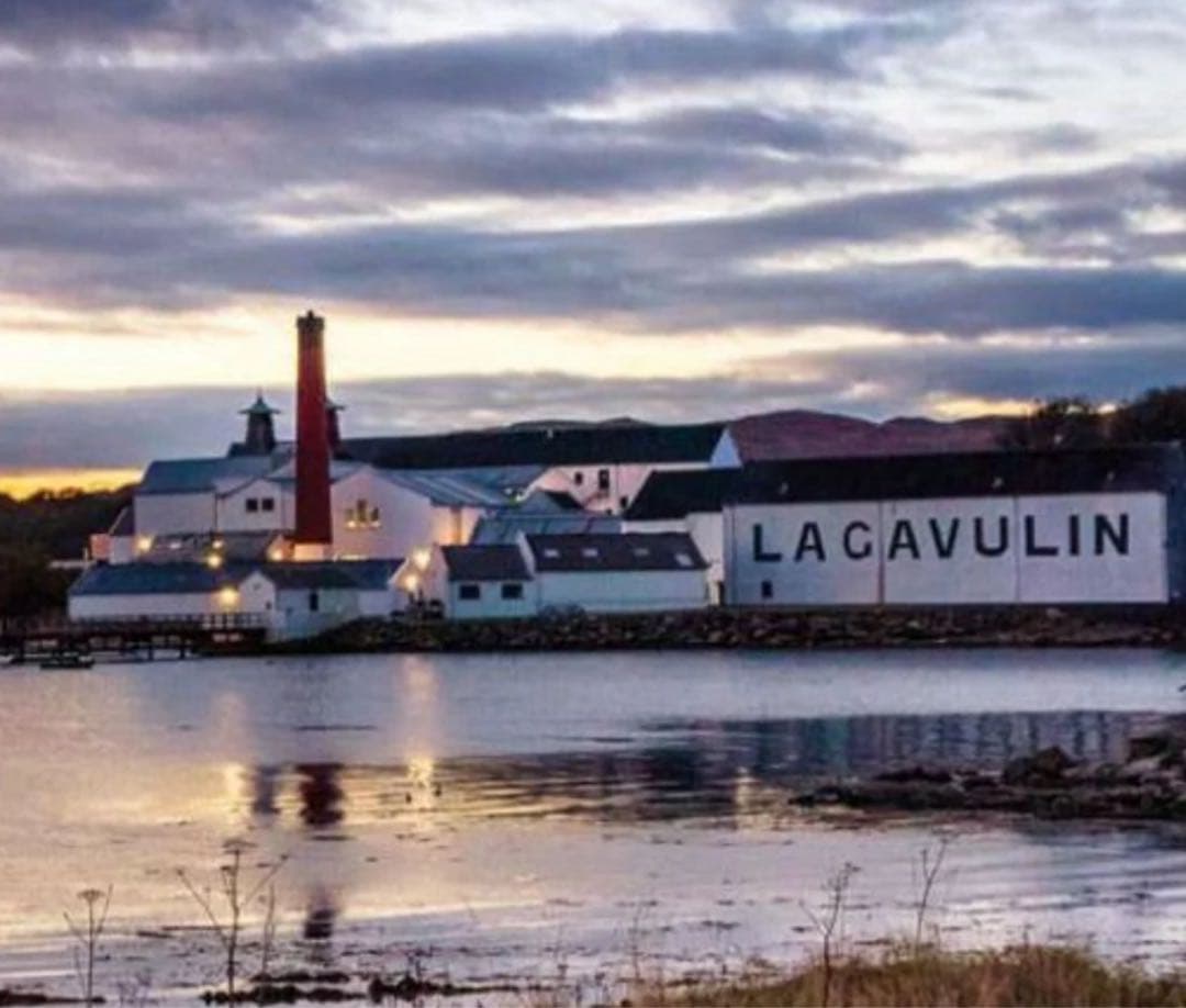 モルトウイスキー ラガヴーリン 16年 《希少》旧ラベル　封印あり！700ml