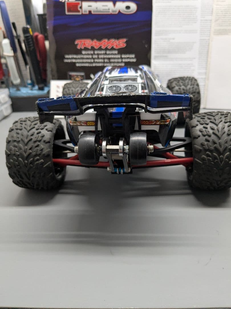 トラクサス E-Revo 1/16