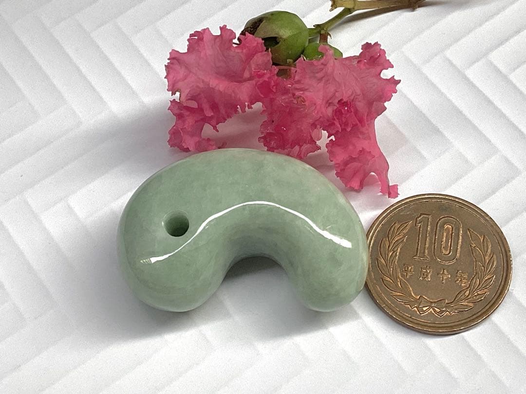 ✳通常50万円以上します‼️特大*糸魚川翡翠勾玉　身近に守護石*御守りに　鑑別書付
