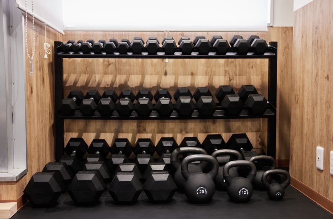 ラバーダンベル（1~30kgペア） ダンベルラック、フラットベンチ※引き取り限定