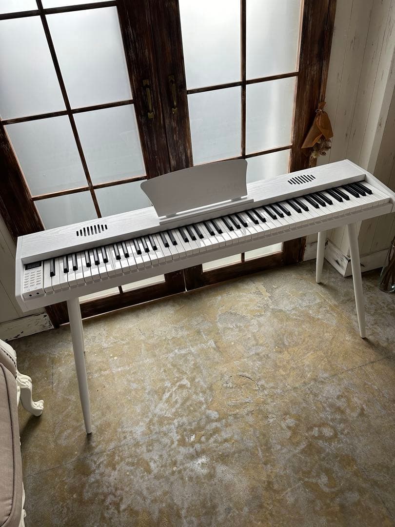 スタンド付き　電子ピアノ88鍵盤　木目調ボディ　ホワイト