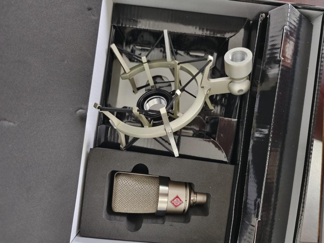 NEUMANN TLM102コンデンサーマイク シルバー ショックマウント付