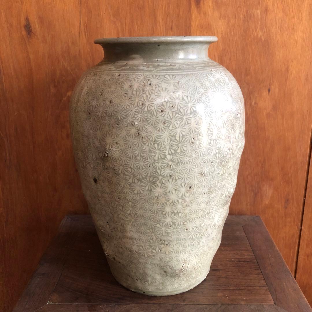 類品の少ない李朝花三島大壺桐箱入