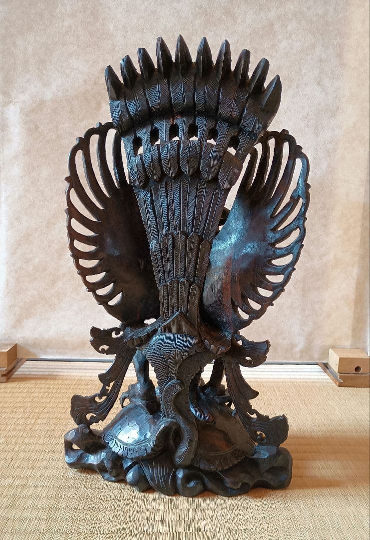 ガルーダに乗ったヴィシュヌ神の木彫り　高さ40cm